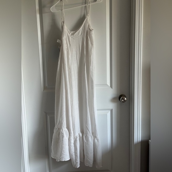 Elegant White Maxi Dress - Picture 10 of 11